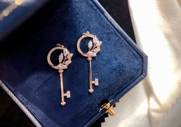 VICTORIA DIAMOND ROSE GOLD VINE CIRCLE KEY NECKLACE