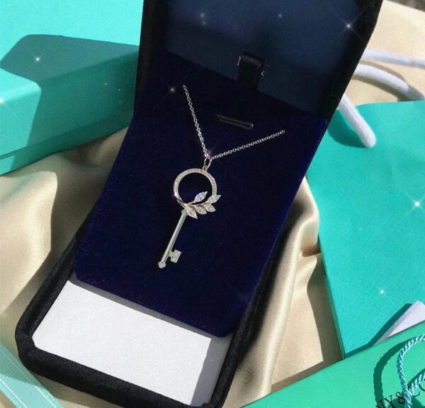 VICTORIA DIAMOND ROSE GOLD VINE CIRCLE KEY NECKLACE