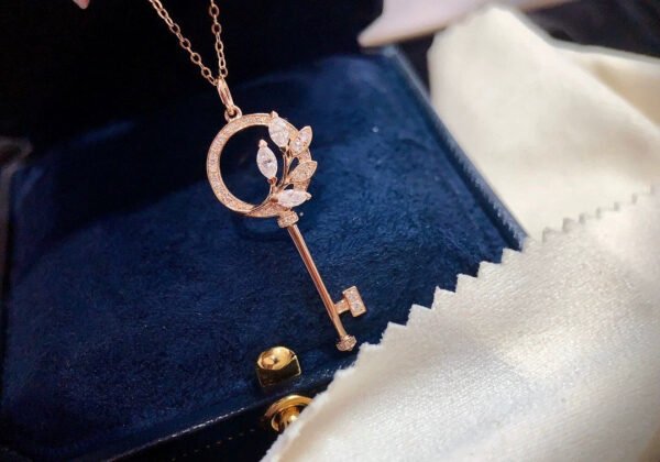 VICTORIA DIAMOND ROSE GOLD VINE CIRCLE KEY NECKLACE