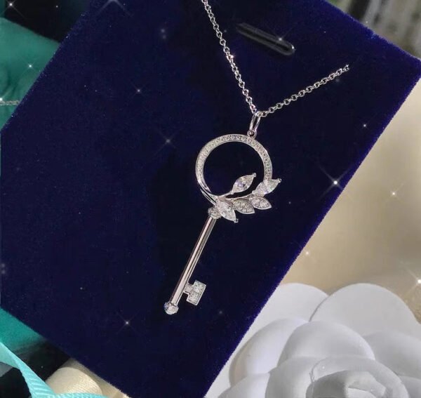 VICTORIA DIAMOND ROSE GOLD VINE CIRCLE KEY NECKLACE