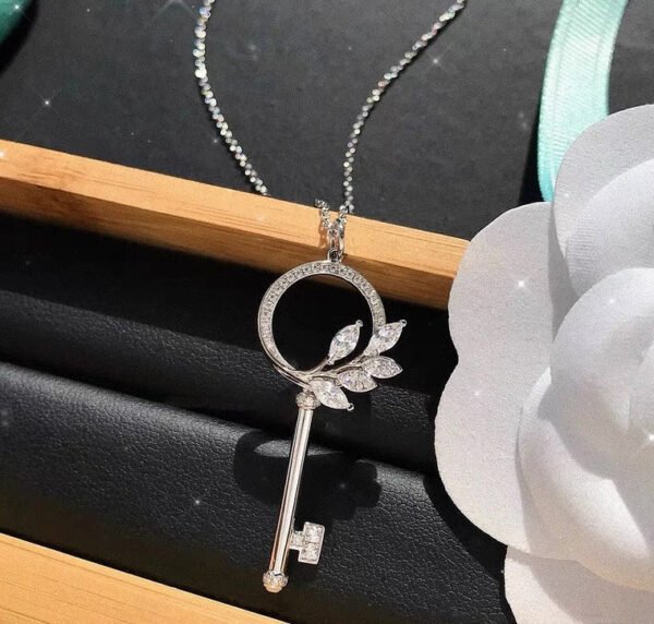 VICTORIA DIAMOND ROSE GOLD VINE CIRCLE KEY NECKLACE